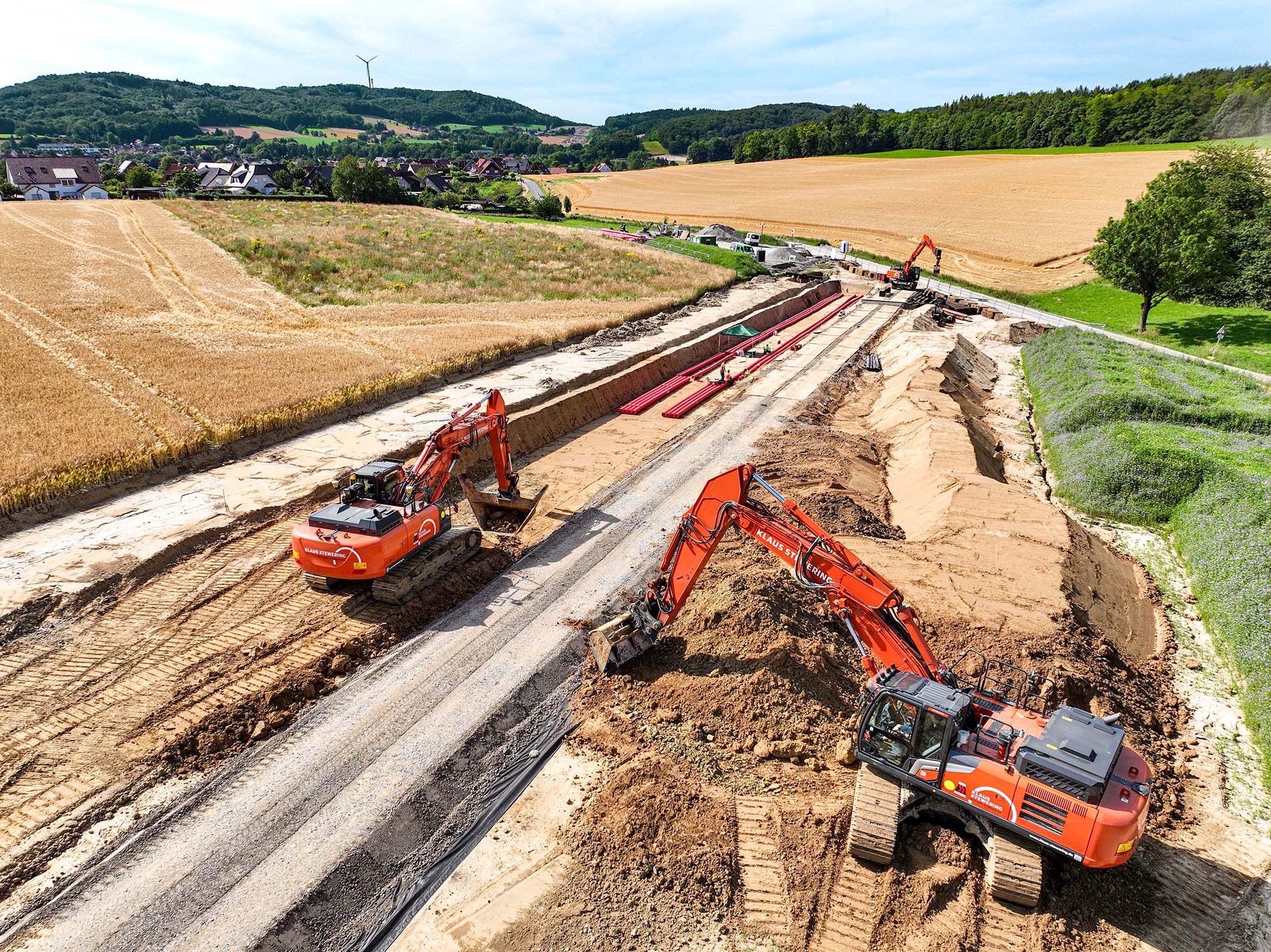 Erdkabelbau-Baustelle im Trassenbau mit Bagger und Profillöffel